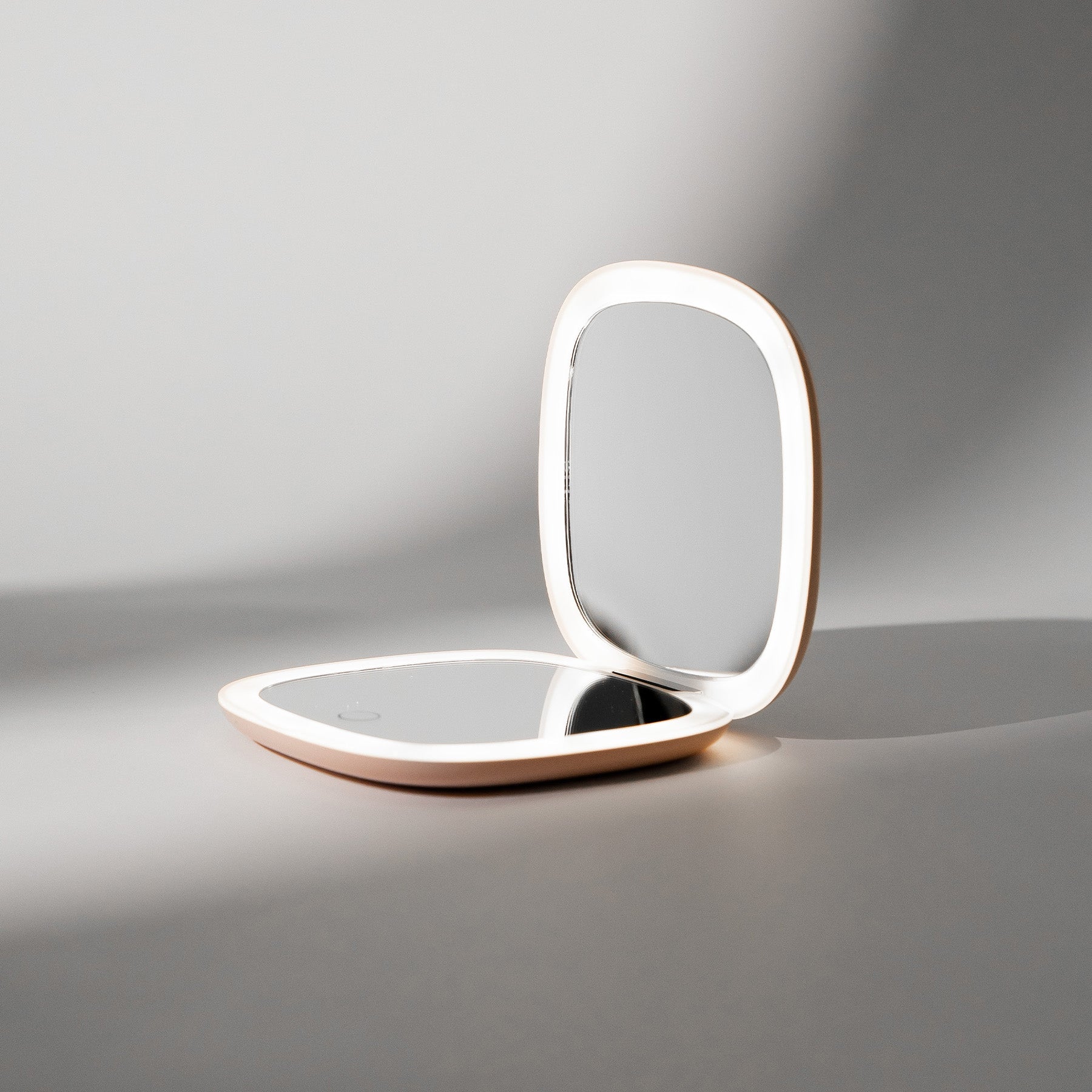 Moda | LED Compact Mirror by Vanity Planet - Image 10