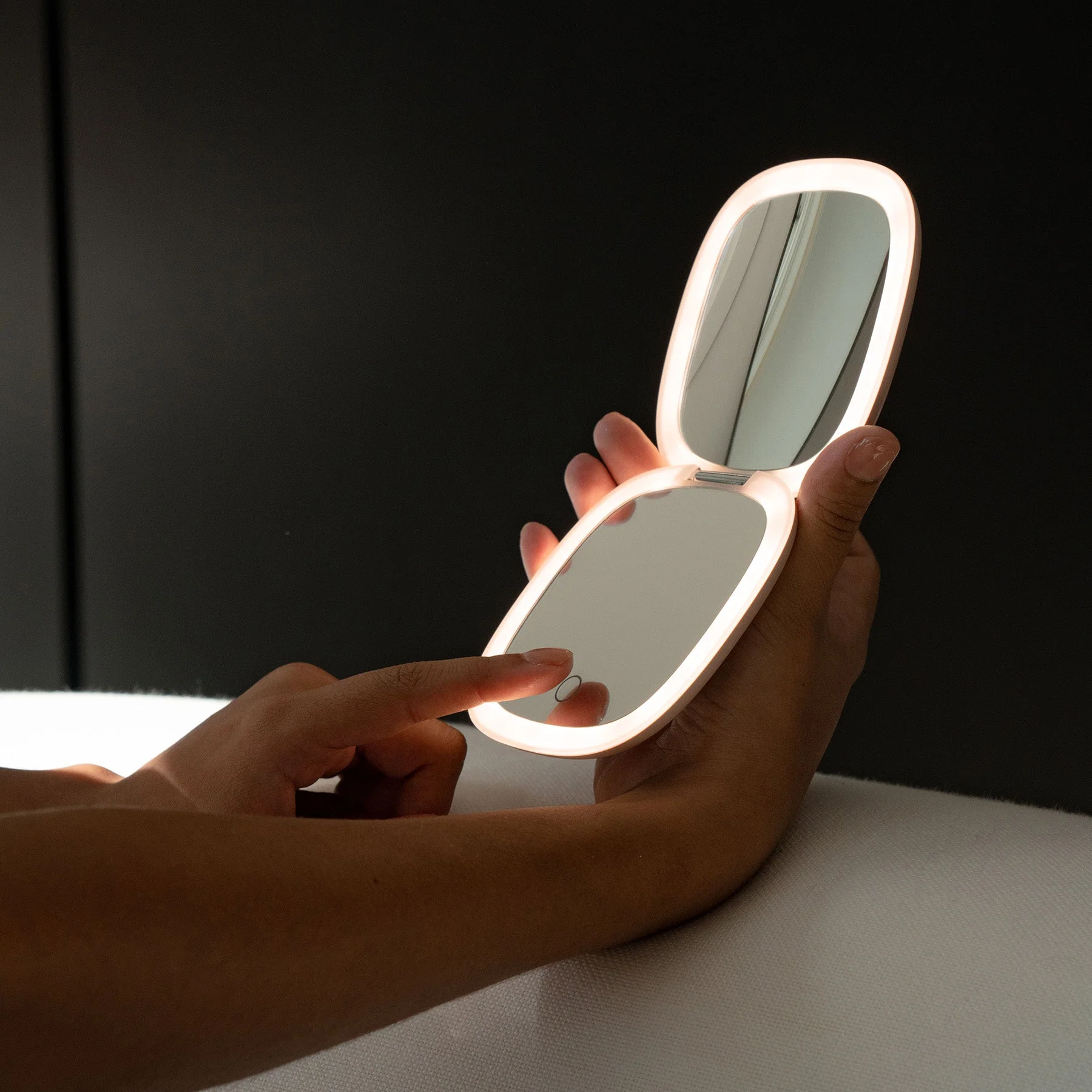 Moda | LED Compact Mirror by Vanity Planet - Image 15