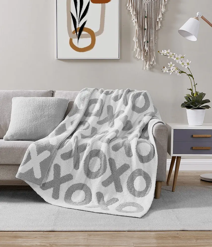 XOXO Throw - Image 3